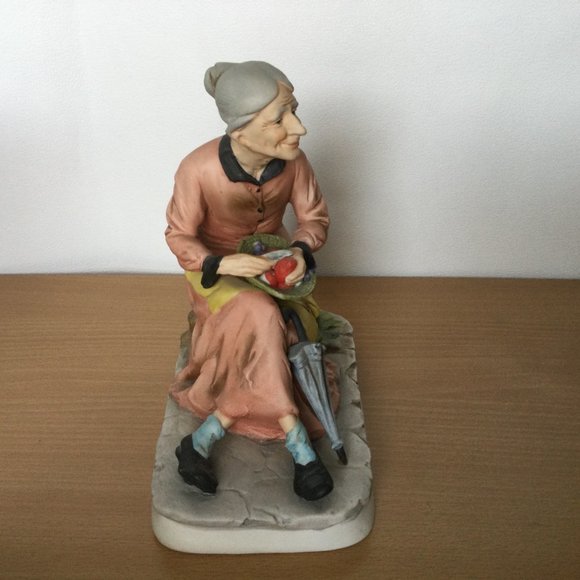 Vintage figurine sitting lady with fruits & umbrella marked made in Japan - Picture 2 of 6